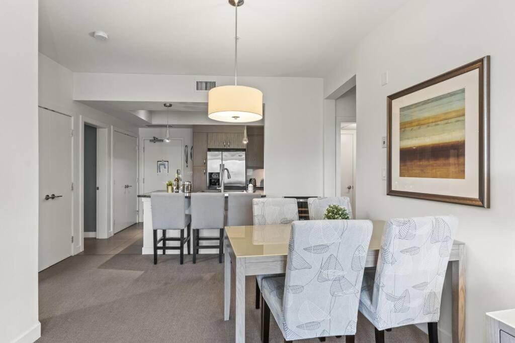 Stunning Lakeside Condo 2BR Pool Hot Tub and Beach