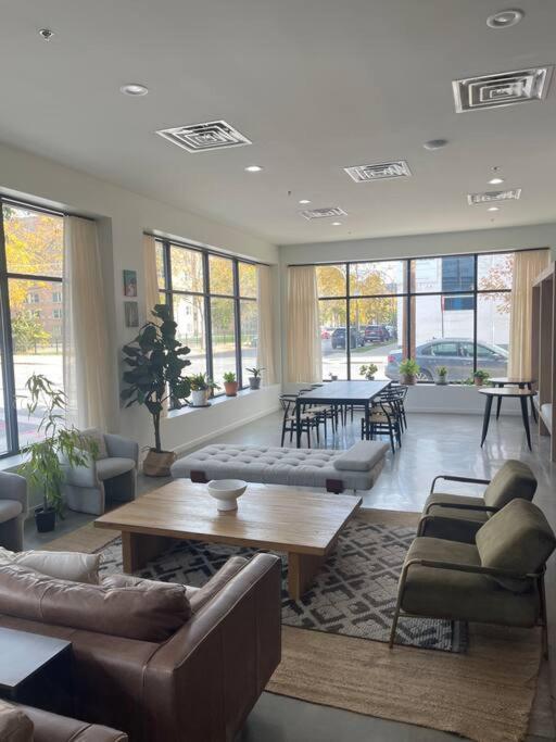 Flexible Room Choices & Modern Amenities ! — Chicago