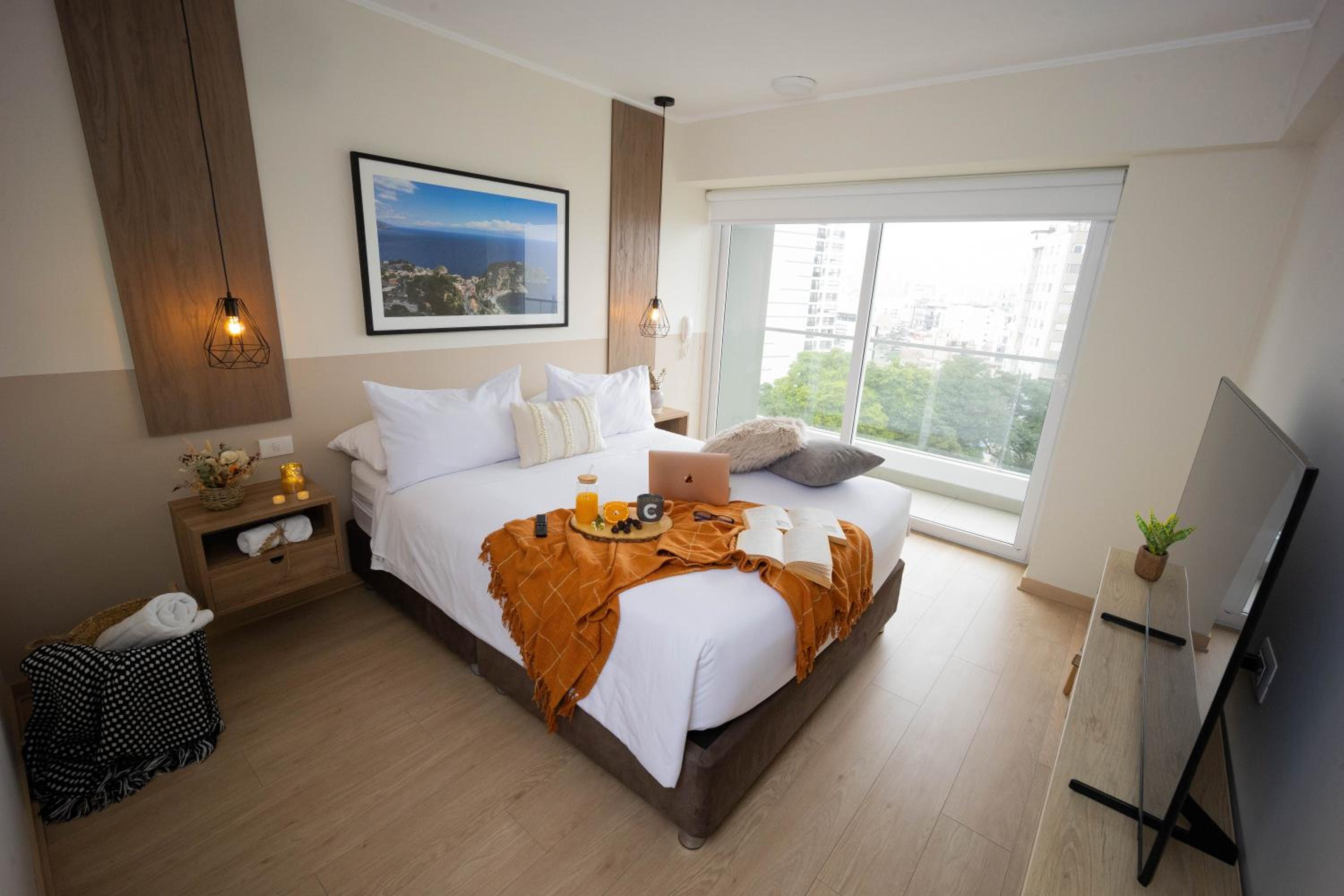 Suite Deluxe 2BR with Balcony And City Views view 3