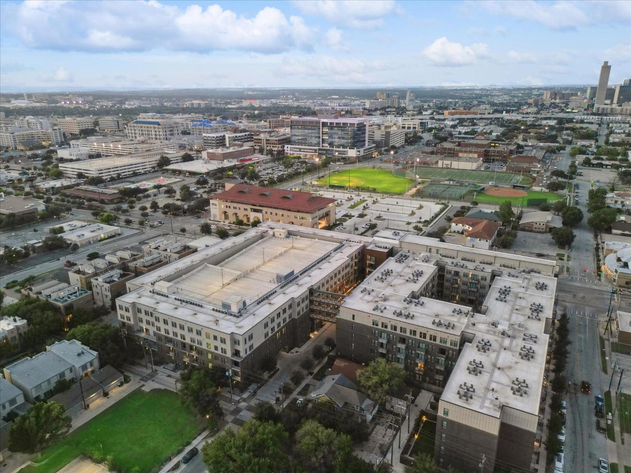 Lux Downtown Fort Worth Retreat, Resort Style Pool, Gym and Parking - Property Image 20