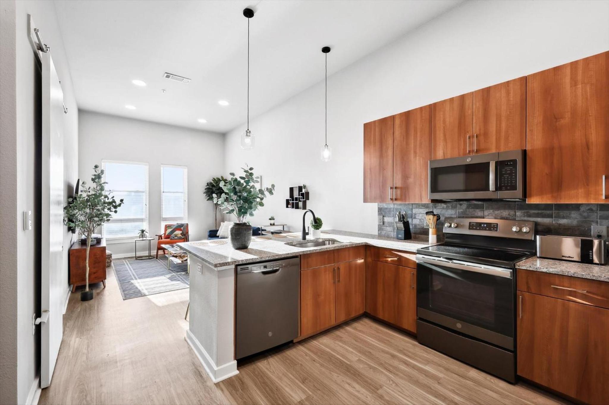Lux Downtown Fort Worth Retreat, Resort Style Pool, Gym and Parking - Property Image 19
