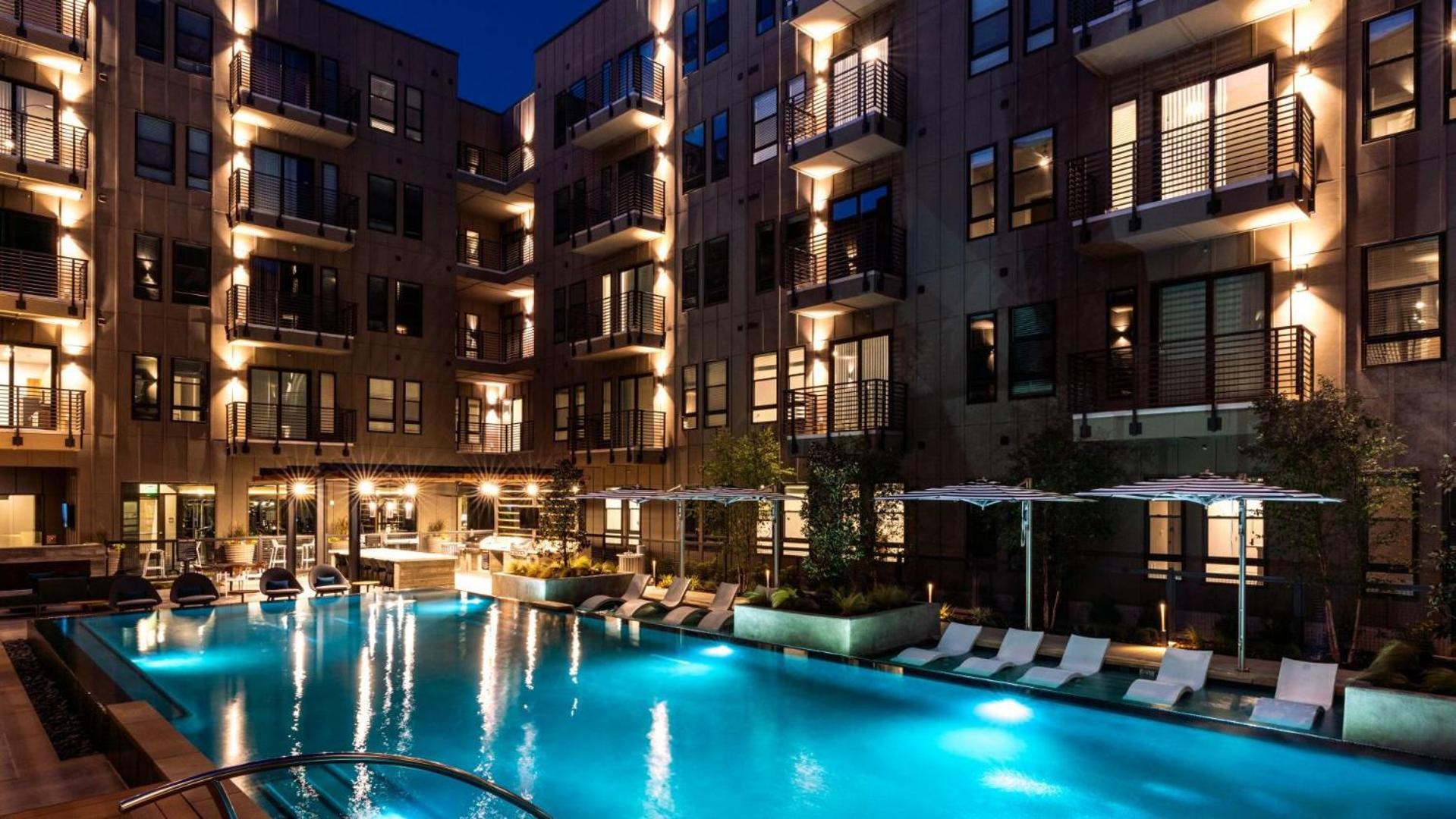 Lux Downtown Fort Worth Retreat, Resort Style Pool, Gym and Parking - Property Image 9