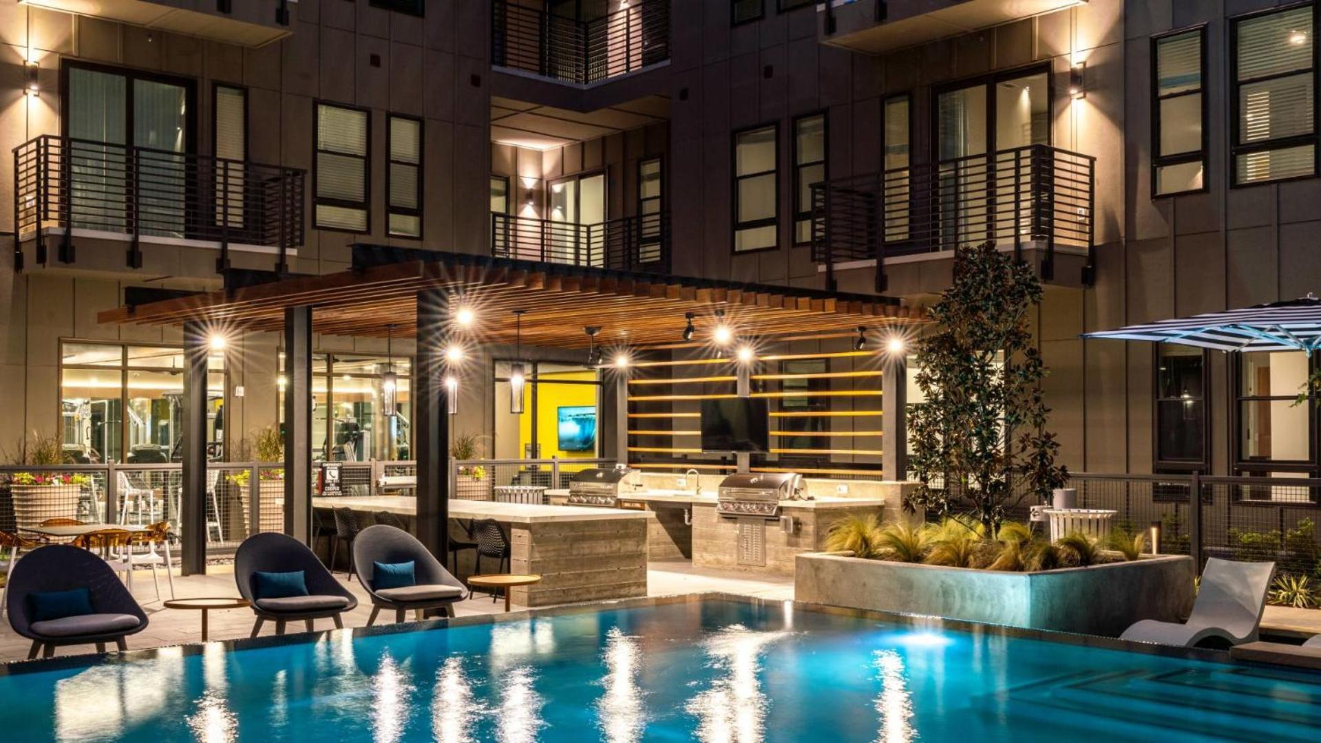 Lux Downtown Fort Worth Retreat, Resort Style Pool, Gym and Parking - Property Image 6