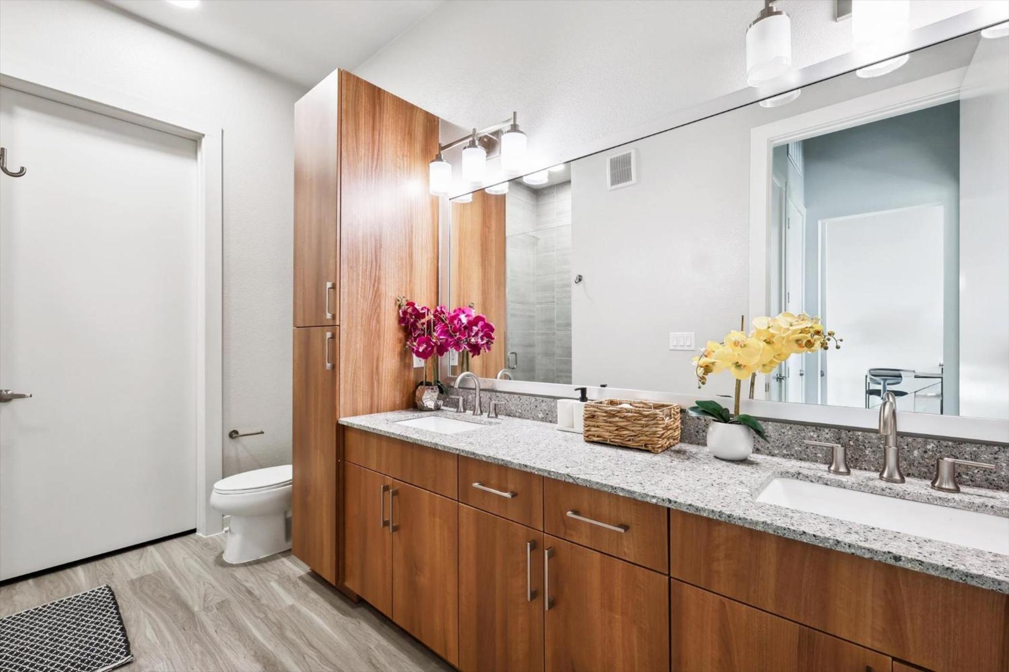 Lux Downtown Fort Worth Retreat, Resort Style Pool, Gym and Parking - Property Image 3