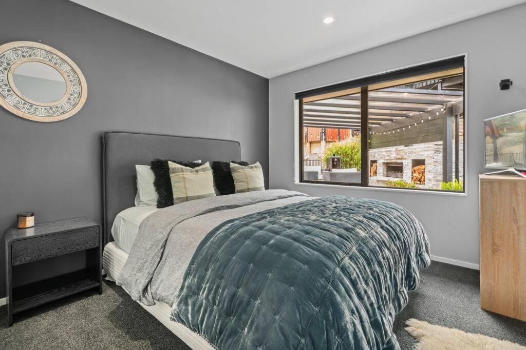 Scenic Arthur's Point Luxury view 3
