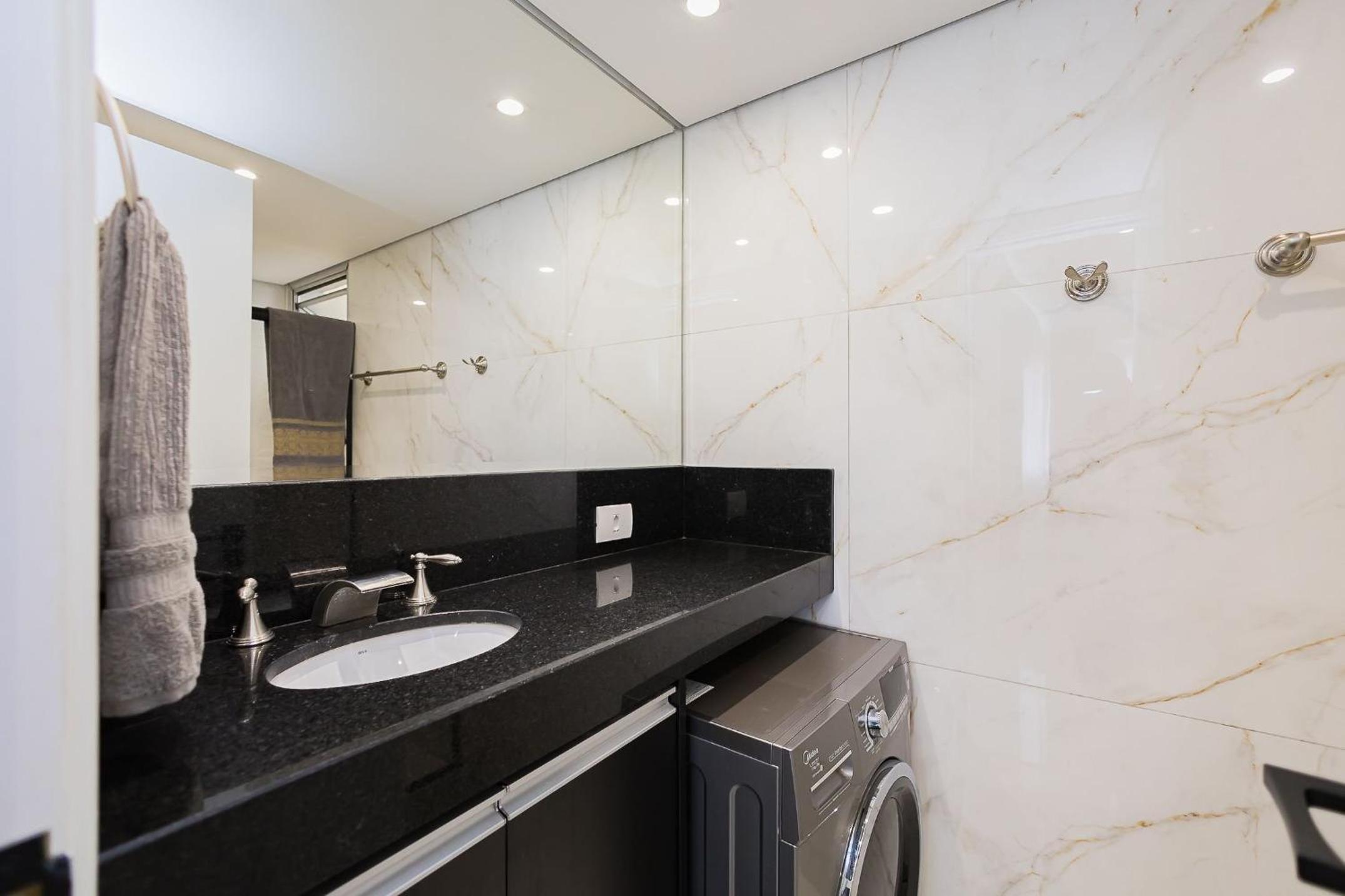Ed St Thomas | No melhor local do centro de Curitiba | Gonzaga Stays