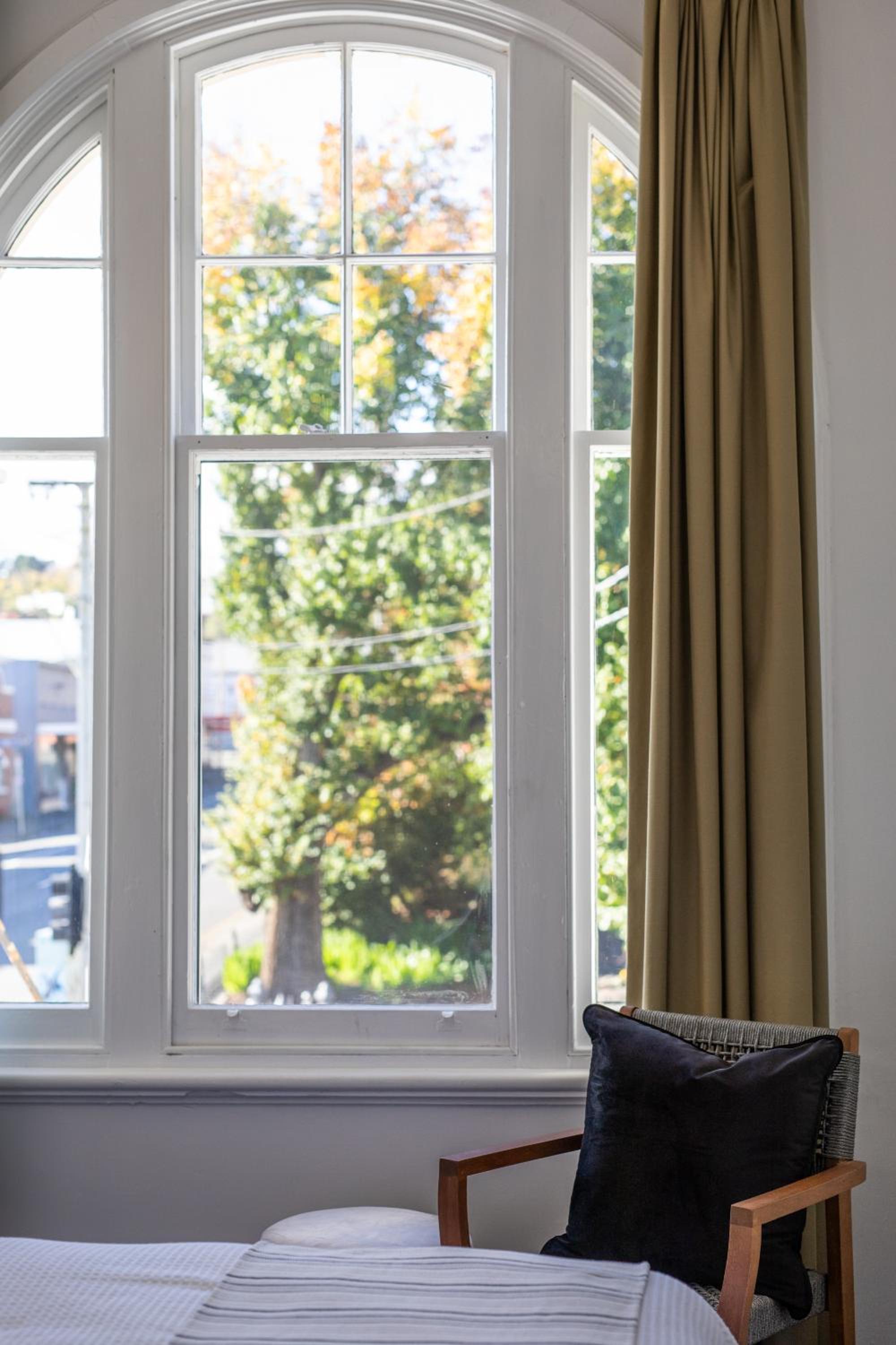 The Banker's Loft - Central Launceston Art Deco Pad