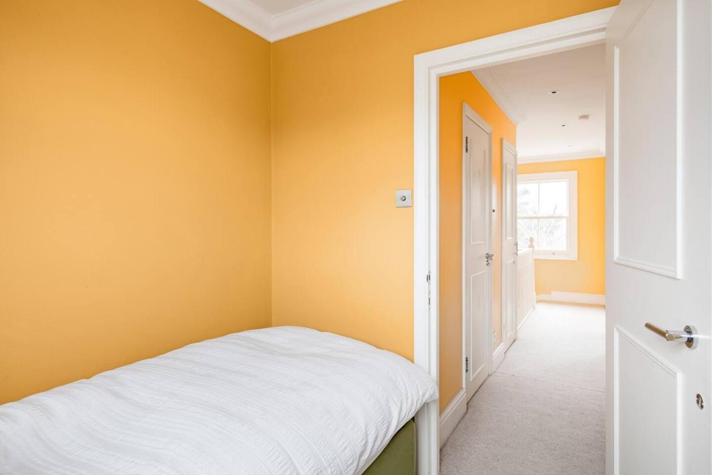 Vibrant Apartment with a Patio in Chelsea