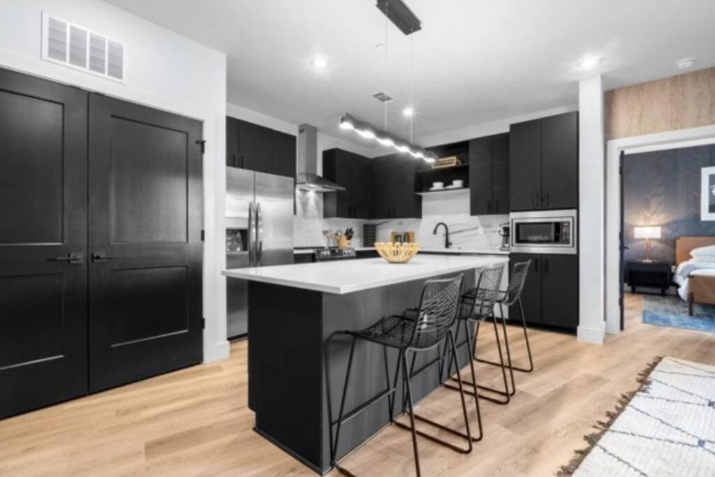 Electric - Odyssey -Top Floor West End 2 Bedroom - Minutes to Broadway view 3