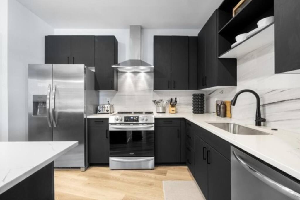 Electric - Odyssey -Top Floor West End 2 Bedroom - Minutes to Broadway view 4