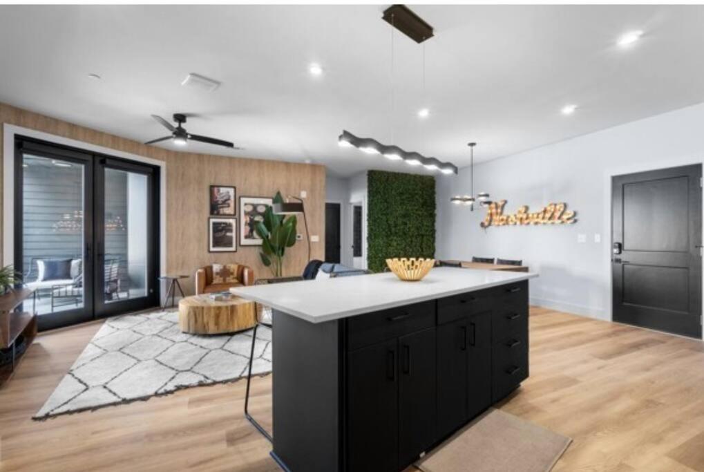 Electric - Odyssey -Top Floor West End 2 Bedroom - Minutes to Broadway view 5