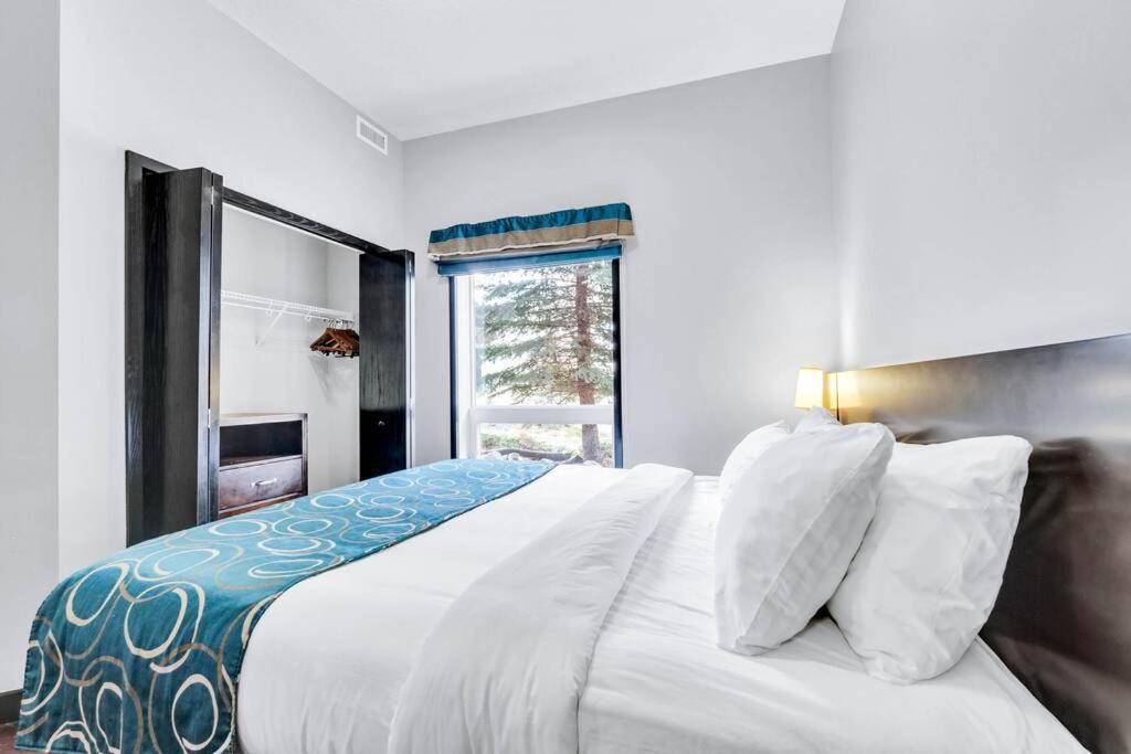 Mountain Getaway in Canmore - Sleeps 6 - Pool & Hottub