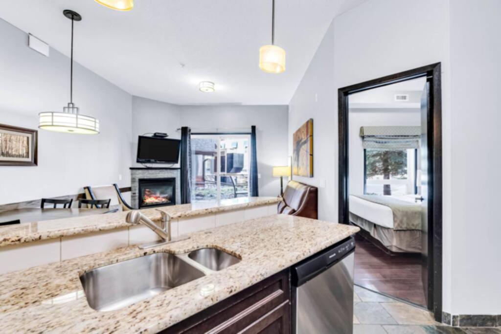 Mountain Getaway in Canmore - Sleeps 6 - Pool & Hottub