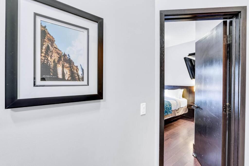 Mountain Getaway in Canmore - Sleeps 6 - Pool & Hottub