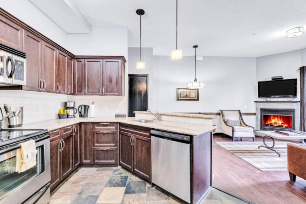 Mountain Getaway in Canmore - Sleeps 6 - Pool & Hottub