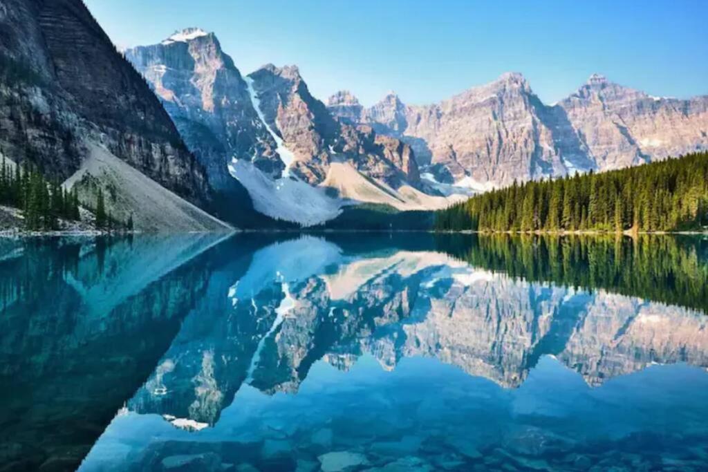 Mountain Getaway in Canmore - Sleeps 6 - Pool & Hottub