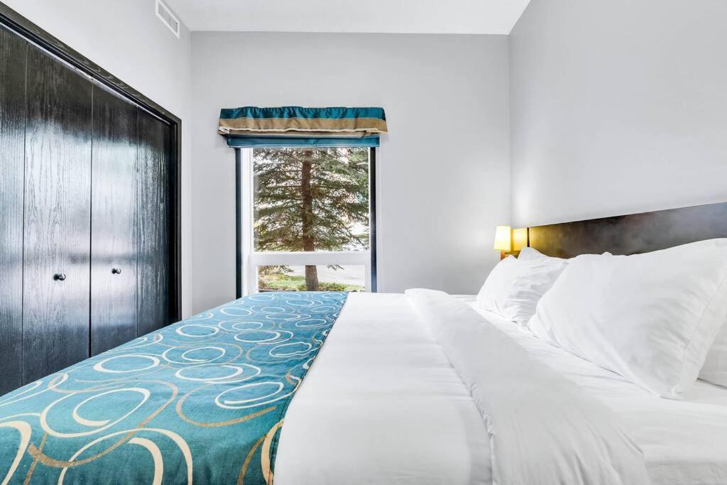 Mountain Getaway in Canmore - Sleeps 6 - Pool & Hottub