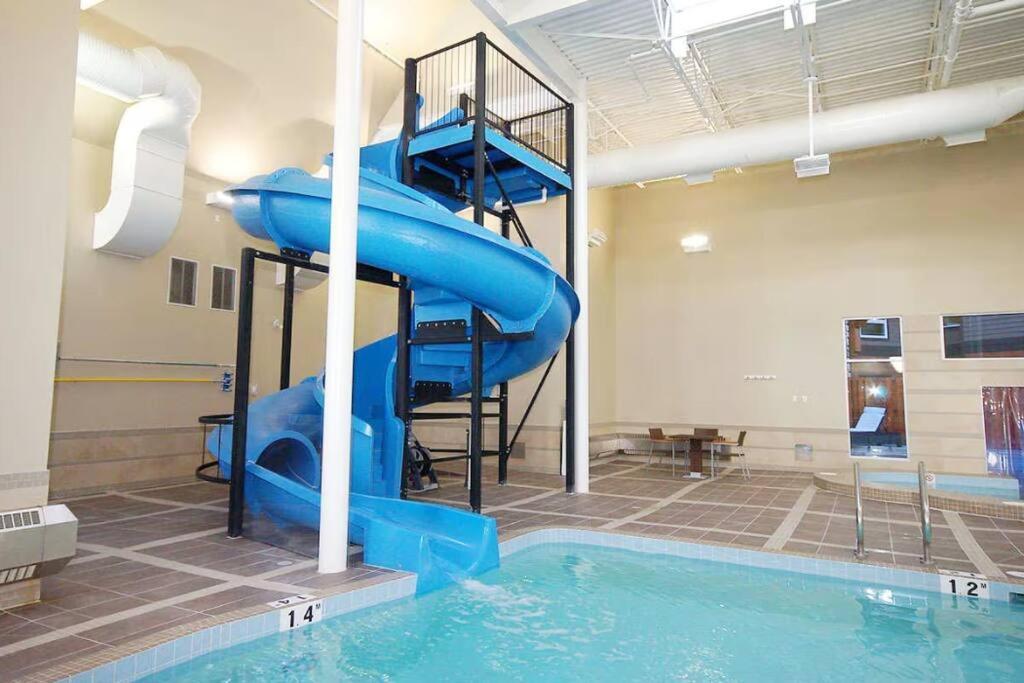 Mountain Getaway in Canmore - Sleeps 6 - Pool & Hottub