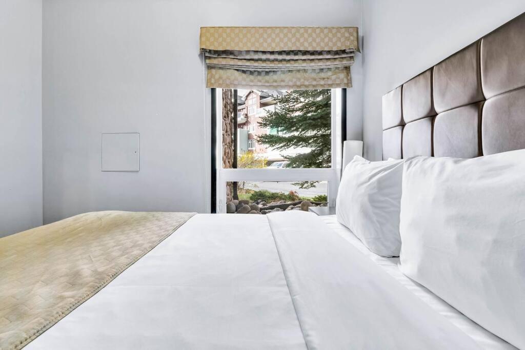 Mountain Getaway in Canmore - Sleeps 6 - Pool & Hottub