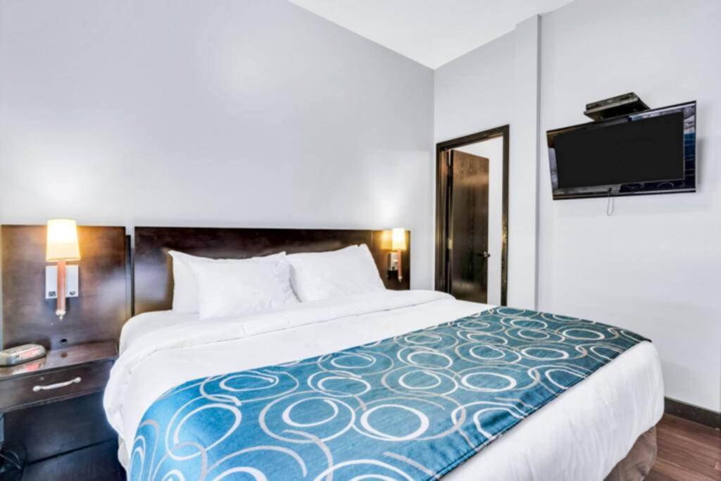 Mountain Getaway in Canmore - Sleeps 6 - Pool & Hottub