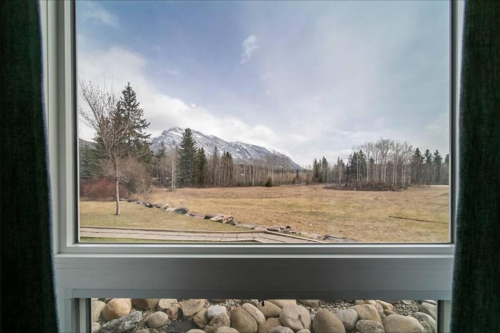 Mountain Getaway in Canmore - Sleeps 6 - Pool & Hottub