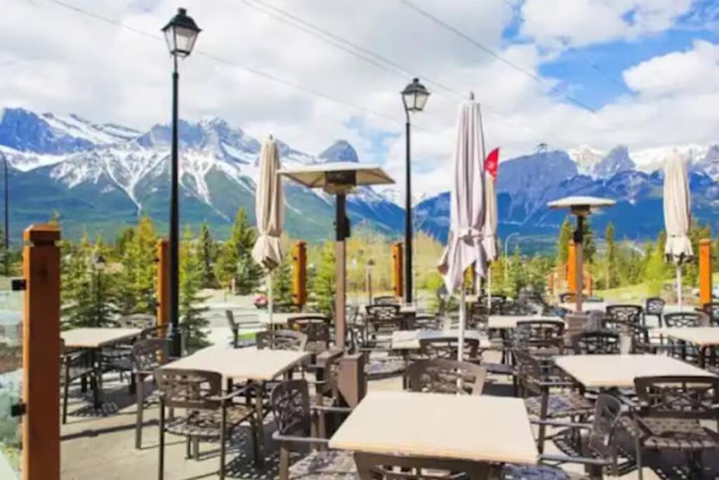 Mountain Getaway in Canmore - Sleeps 6 - Pool & Hottub