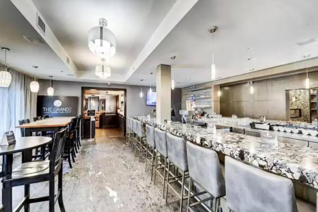 Mountain Getaway in Canmore - Sleeps 6 - Pool & Hottub