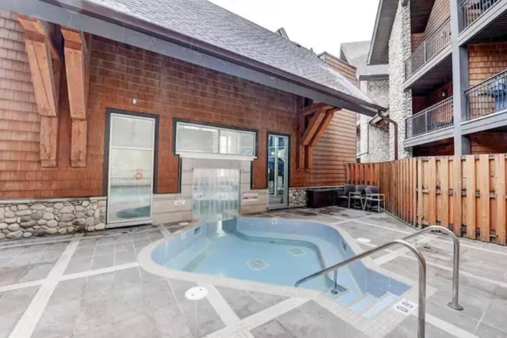 Mountain Getaway in Canmore - Sleeps 6 - Pool & Hottub