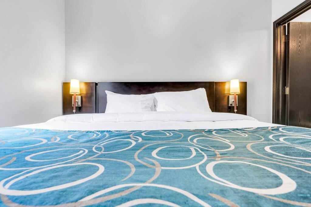 Mountain Getaway in Canmore - Sleeps 6 - Pool & Hottub