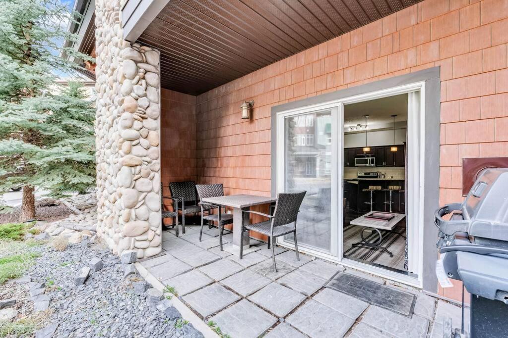 Mountain Getaway in Canmore - Sleeps 6 - Pool & Hottub