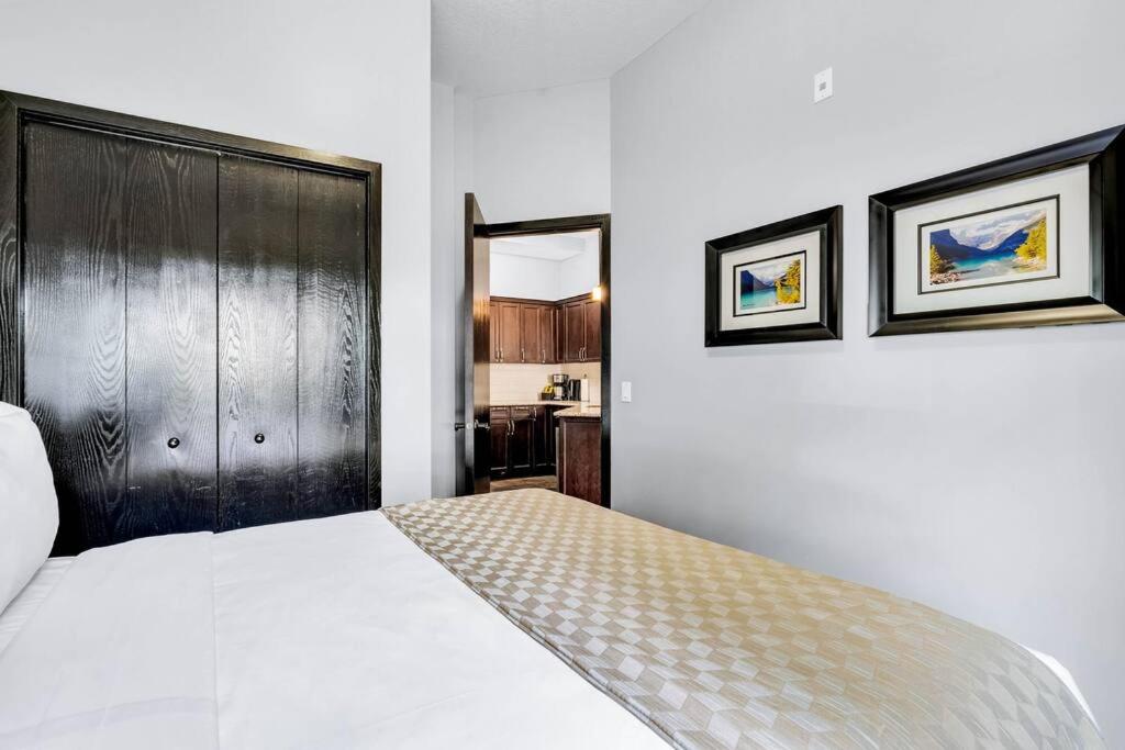 Mountain Getaway in Canmore - Sleeps 6 - Pool & Hottub