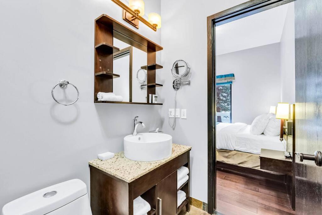 Mountain Getaway in Canmore - Sleeps 6 - Pool & Hottub