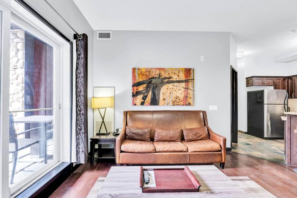 Mountain Getaway in Canmore - Sleeps 6 - Pool & Hottub