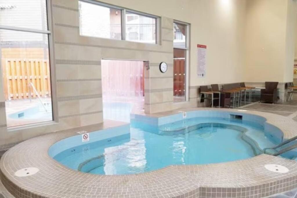 Mountain Getaway in Canmore - Sleeps 6 - Pool & Hottub