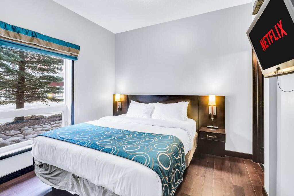 Mountain Getaway in Canmore - Sleeps 6 - Pool & Hottub