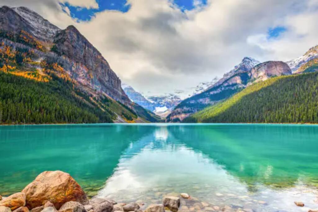 Mountain Getaway in Canmore - Sleeps 6 - Pool & Hottub