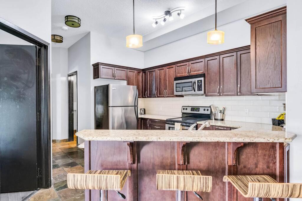 Mountain Getaway in Canmore - Sleeps 6 - Pool & Hottub