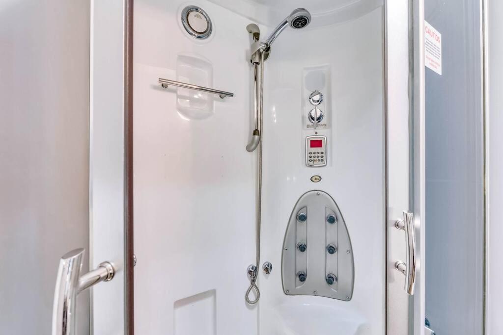 Mountain Getaway in Canmore - Sleeps 6 - Pool & Hottub