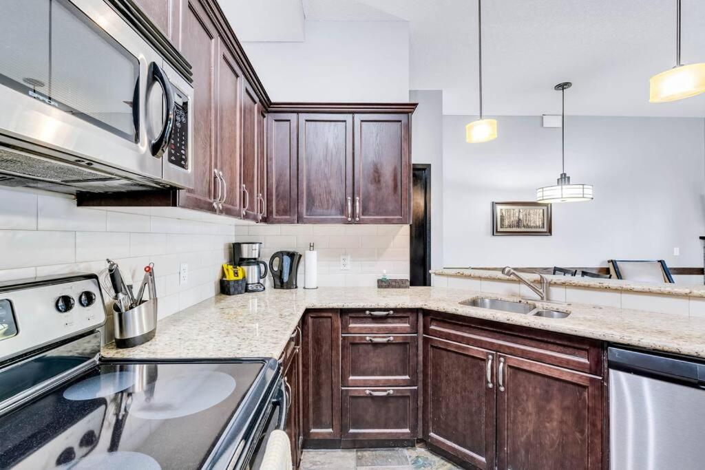 Mountain Getaway in Canmore - Sleeps 6 - Pool & Hottub