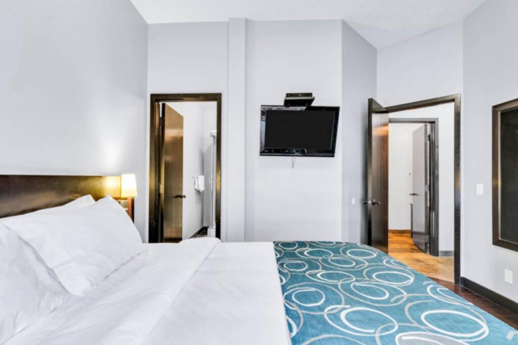 Mountain Getaway in Canmore - Sleeps 6 - Pool & Hottub