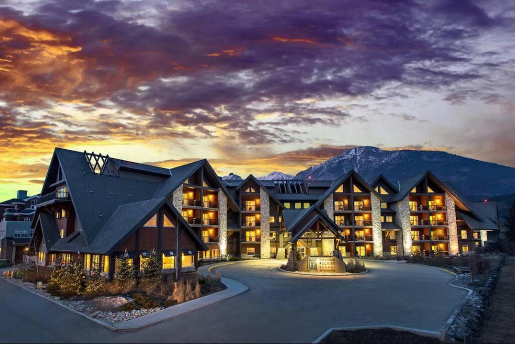Mountain Getaway in Canmore - Sleeps 6 - Pool & Hottub