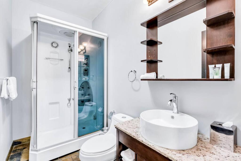 Mountain Getaway in Canmore - Sleeps 6 - Pool & Hottub