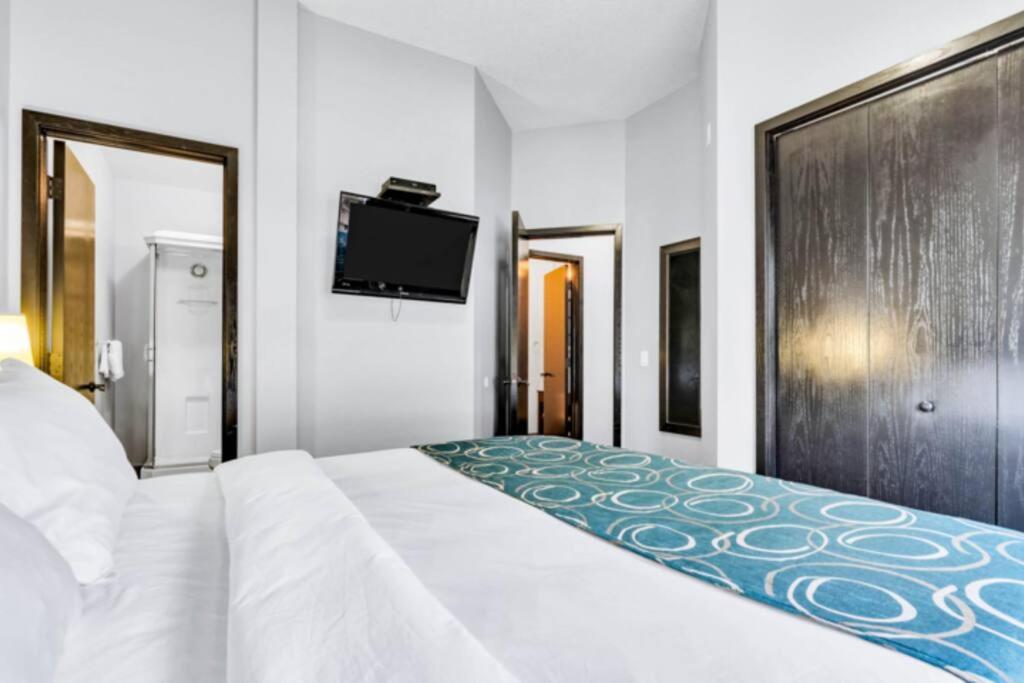 Mountain Getaway in Canmore - Sleeps 6 - Pool & Hottub