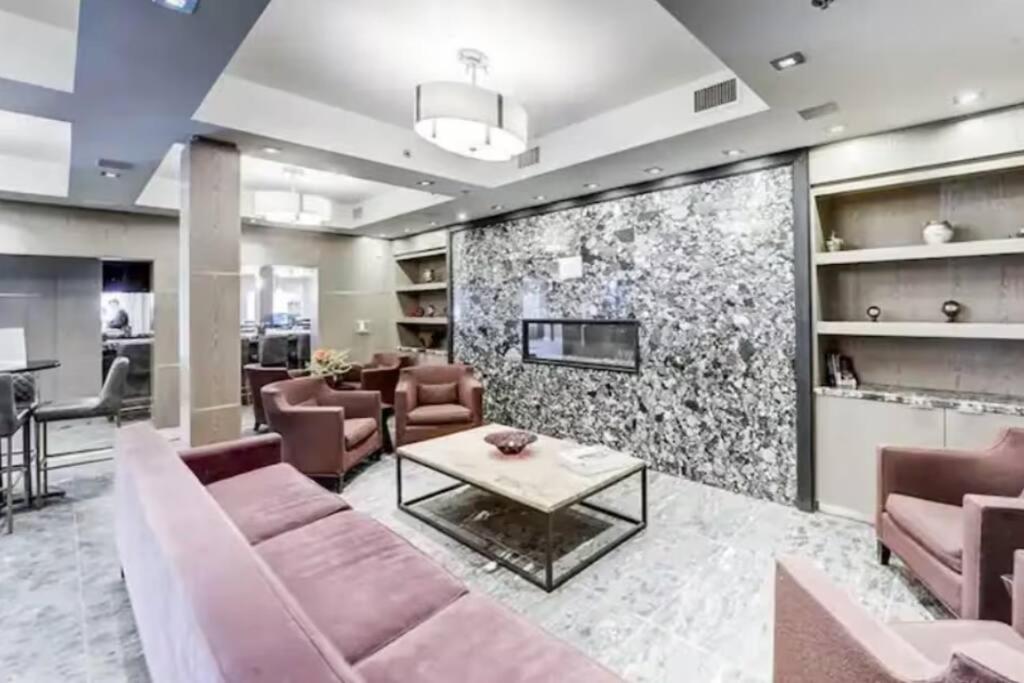 Mountain Getaway in Canmore - Sleeps 6 - Pool & Hottub
