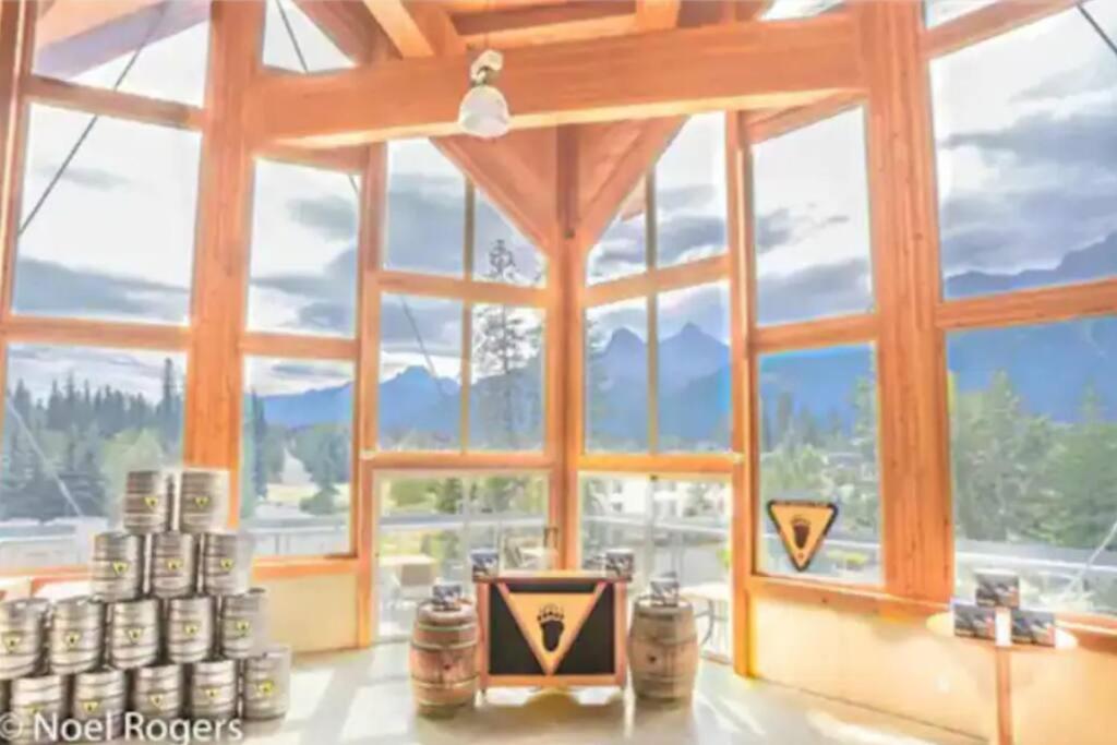 Mountain Getaway in Canmore - Sleeps 6 - Pool & Hottub