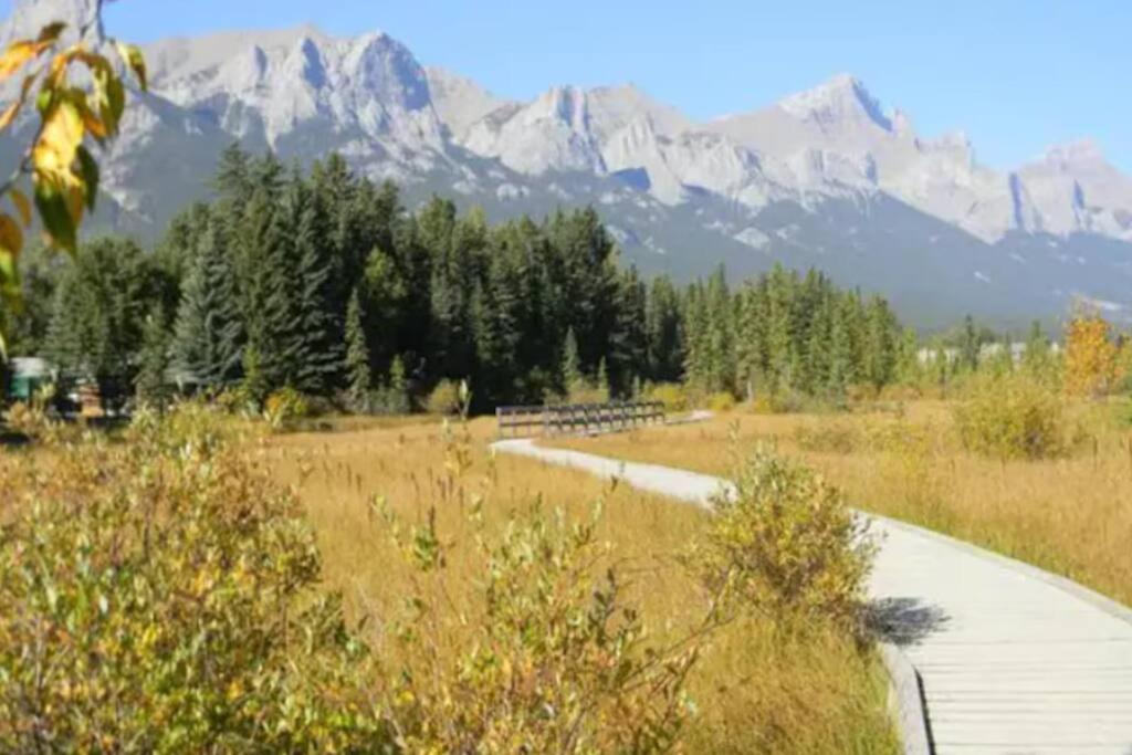 Mountain Getaway in Canmore - Sleeps 6 - Pool & Hottub