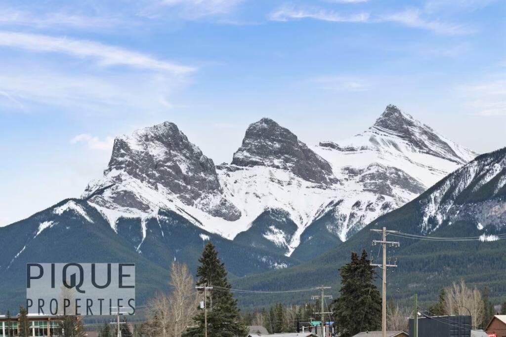 Mountain Getaway in Canmore - Sleeps 6 - Pool & Hottub