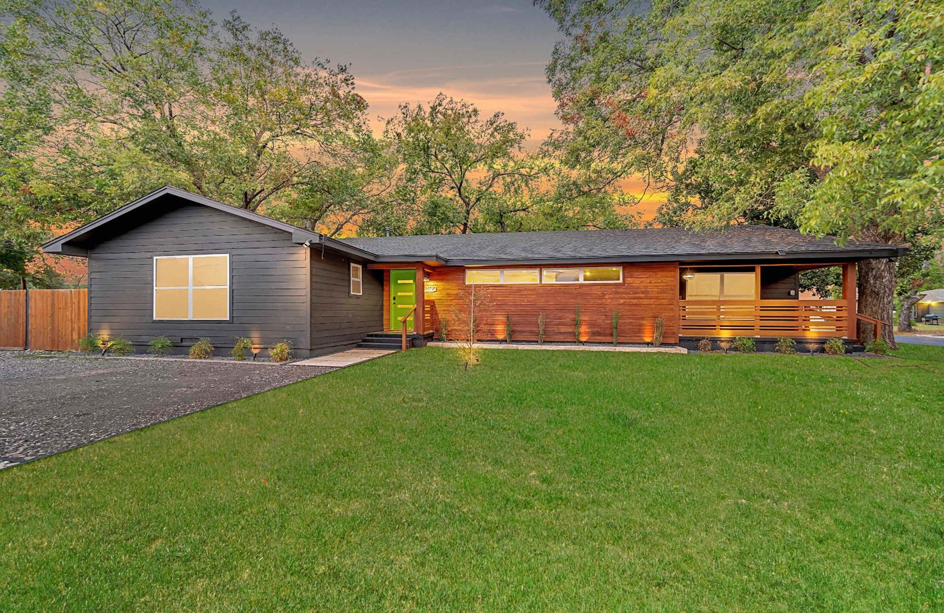 Hotel New-The Mod Poppy Large home 10 minutes from it all - Image 1