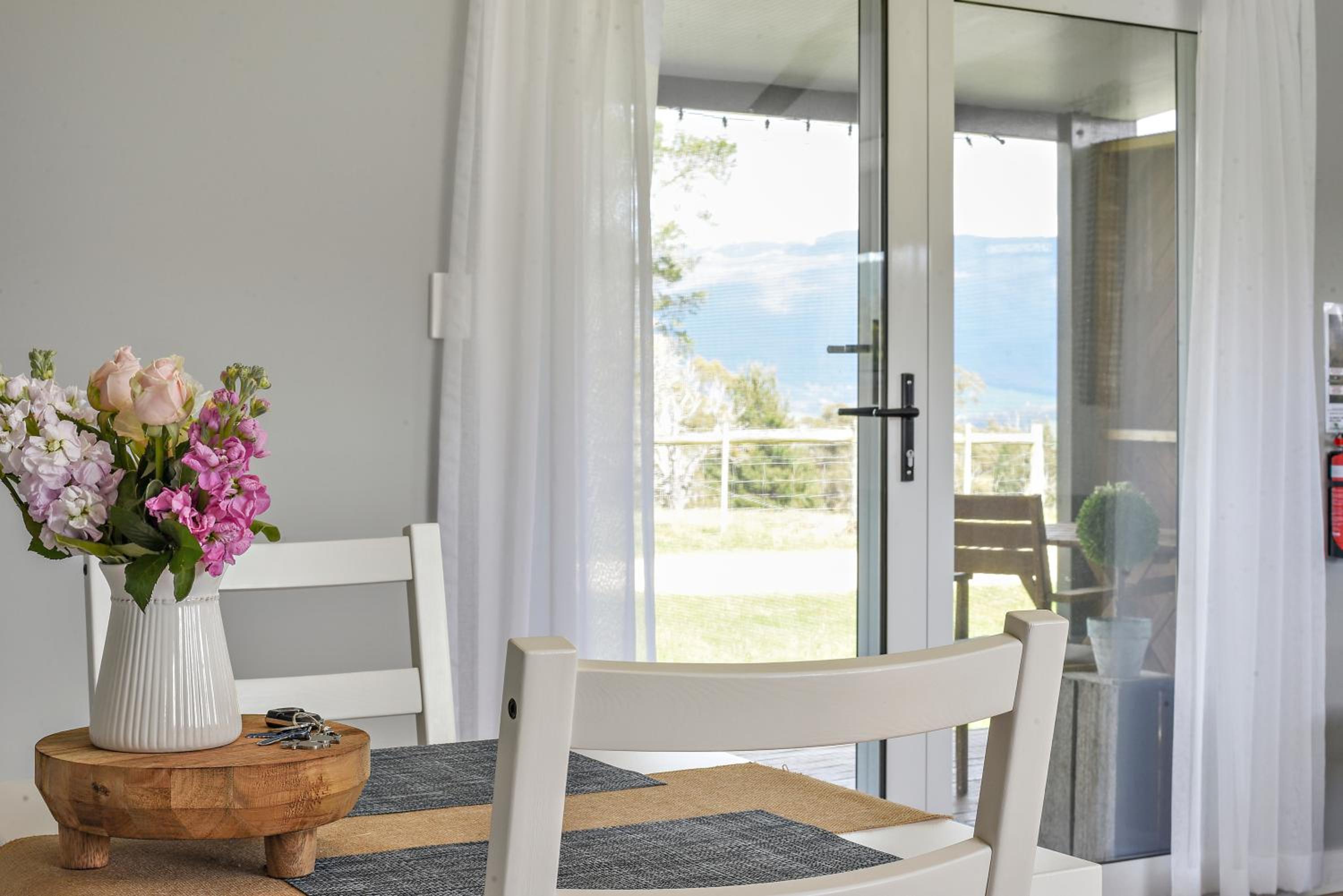 Wakefields - an enchanting mountain view cottage