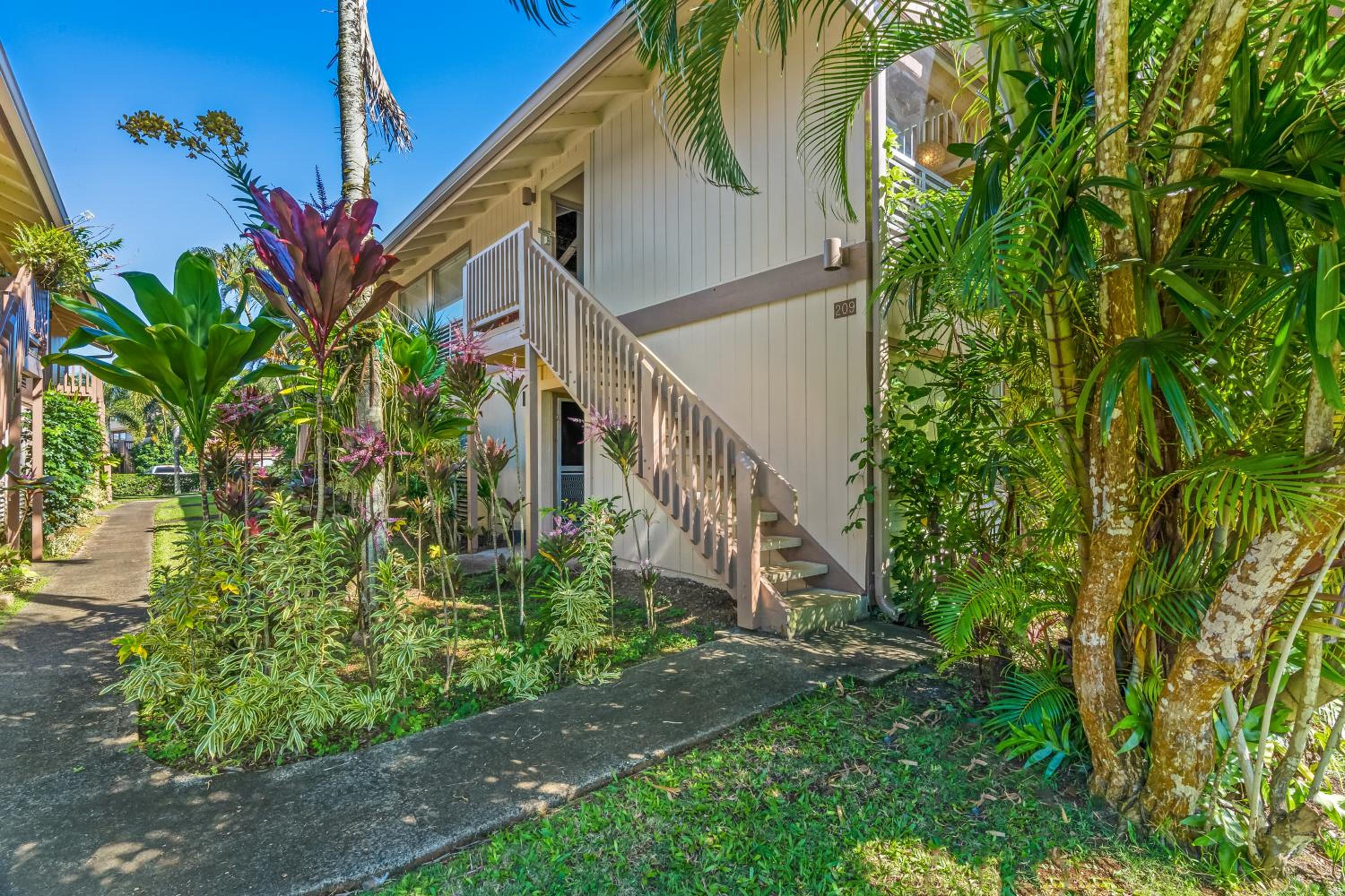 Bright and Beautiful Princeville Studio, Private Lanai, Pool (209B) view 3